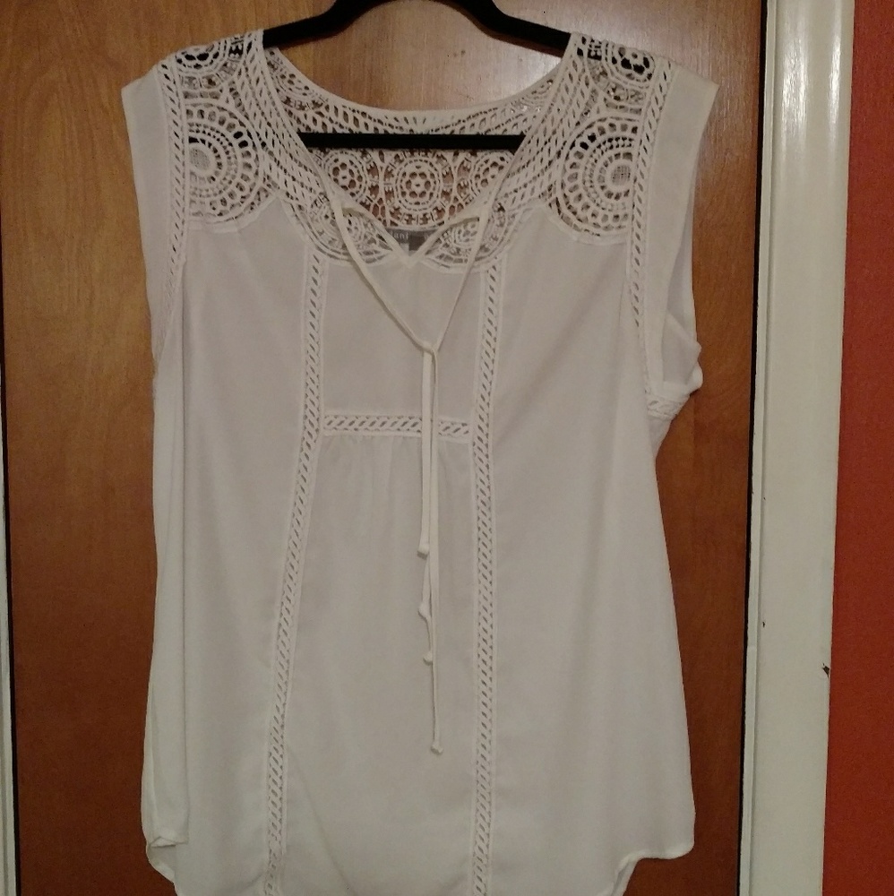 Daniel Rainn crochet trim blouse